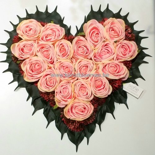 Groot hart met licht roze rozen
