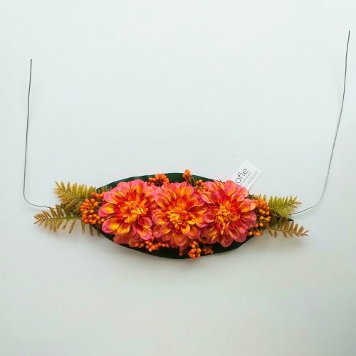 Kunstbloemen - Columbarium-bloemenkrans met oker-oranje kleurige Dahlia's en besjes. kunstbloemen.be