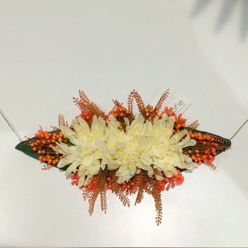 Kunstbloemen - Columbariumkrans met crème-witte Chrysanten en oker besjes kunstbloemen.be