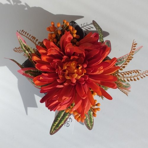 Kunstbloemen - Okerkleurige Chrysant op betonklinker (antracietkleur) kunstbloemen.be