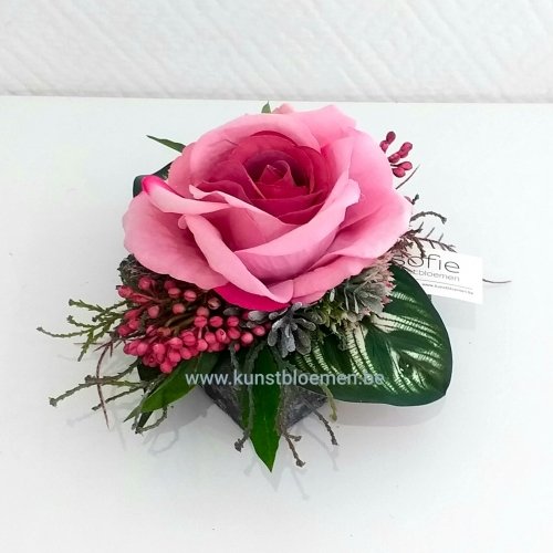 Kunstbloemen - Fuchsia roos op antraciet blokje kunstbloemen.be
