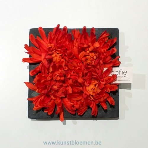 Kunstbloemen - Vierkante schaal met oker kleurige Chrysanten kunstbloemen.be